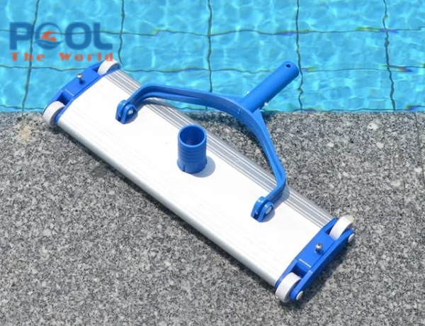 Nên chọn bàn hút đáy có chổi hay không chổi để vệ sinh hồ bơi?