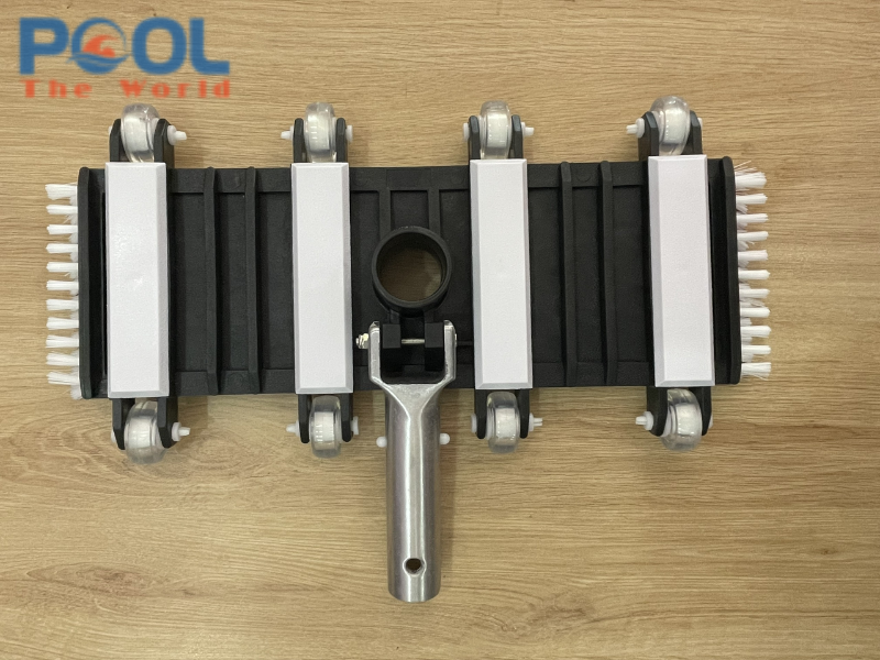 Nên dùng bàn hút đáy cán inox hay cán nhựa cho hồ bơi? So sánh chi tiết