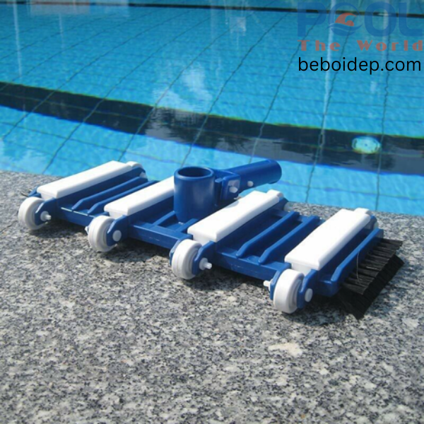 Nên dùng bàn hút đáy cán inox hay cán nhựa cho hồ bơi? So sánh chi tiết