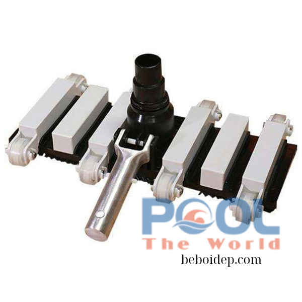 Nên dùng bàn hút đáy cán inox hay cán nhựa cho hồ bơi? So sánh chi tiết