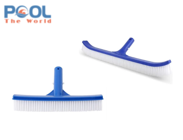 So sánh bàn chải cong và bàn chải ngang: Loại bàn chải hồ bơi nào vệ sinh tốt hơn?