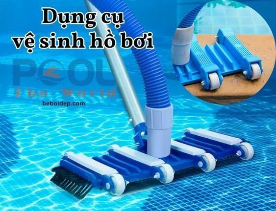 Sự kết hợp giữa bàn hút nhôm 4 bánh xe và sào nhôm 5m giúp đáy hồ sạch cặn bẩn