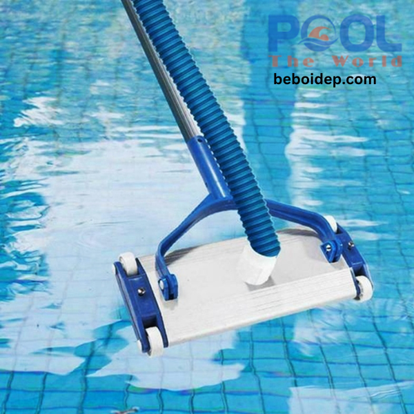 Sự kết hợp giữa bàn hút nhôm 4 bánh xe và sào nhôm 5m giúp đáy hồ sạch cặn bẩn