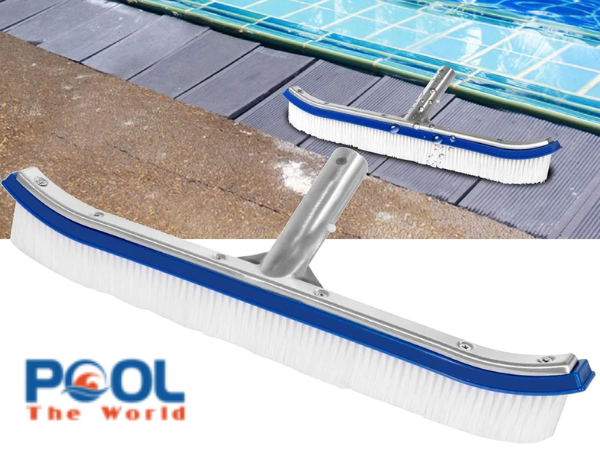 Tại sao bàn chải hồ bơi khó làm sạch ở các góc hồ hoặc bậc thang?