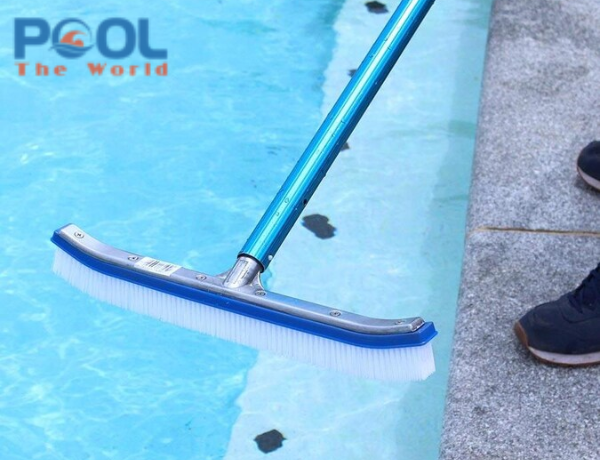 Tại sao bàn chải hồ bơi khó làm sạch ở các góc hồ hoặc bậc thang?