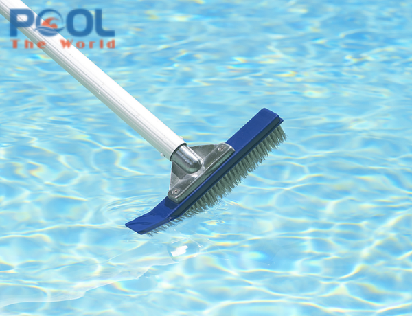 Tại sao bàn chải hồ bơi khó làm sạch ở các góc hồ hoặc bậc thang?