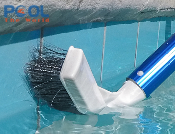Tại sao bàn chải hồ bơi khó làm sạch ở các góc hồ hoặc bậc thang?