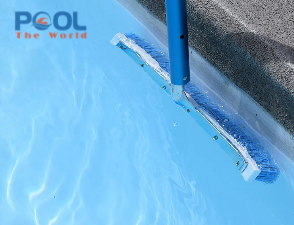 Tại sao bàn chải hồ bơi khó làm sạch ở các góc hồ hoặc bậc thang?