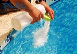 Tại sao nước hồ bơi cần được xử lý hóa chất định kỳ dù nhìn bằng mắt thường vẫn thấy trong