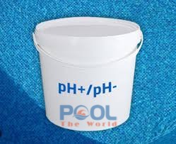 Tại sao nước hồ bơi cần được xử lý hóa chất định kỳ dù nhìn bằng mắt thường vẫn thấy trong