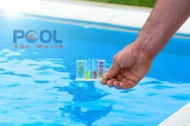 Tại sao nước hồ bơi cần được xử lý hóa chất định kỳ dù nhìn bằng mắt thường vẫn thấy trong