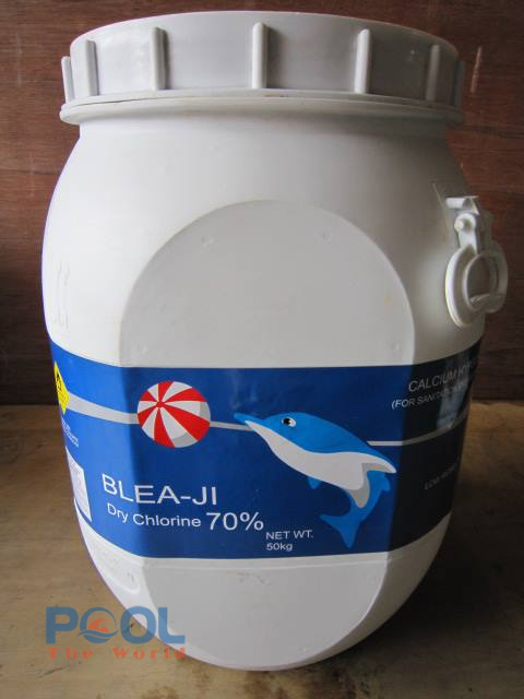 Đừng để tảo vàng xâm chiếm: Cách dùng Chlorine Cá Heo 70% để "Shock" hồ bơi đúng chuẩn