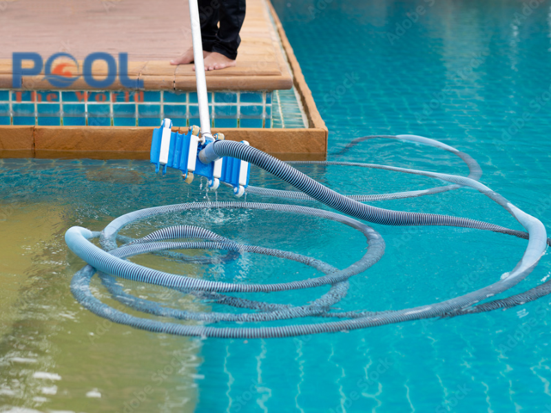 Vì sao bánh xe bàn hút đáy hồ bơi nhanh bị mòn hoặc bị kẹt?