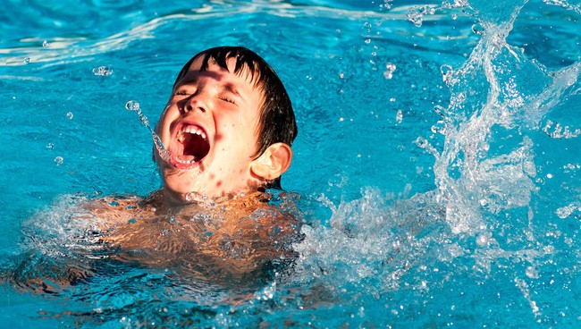 Đi bơi: Niềm vui cho bé, nỗi lo cho cha mẹ