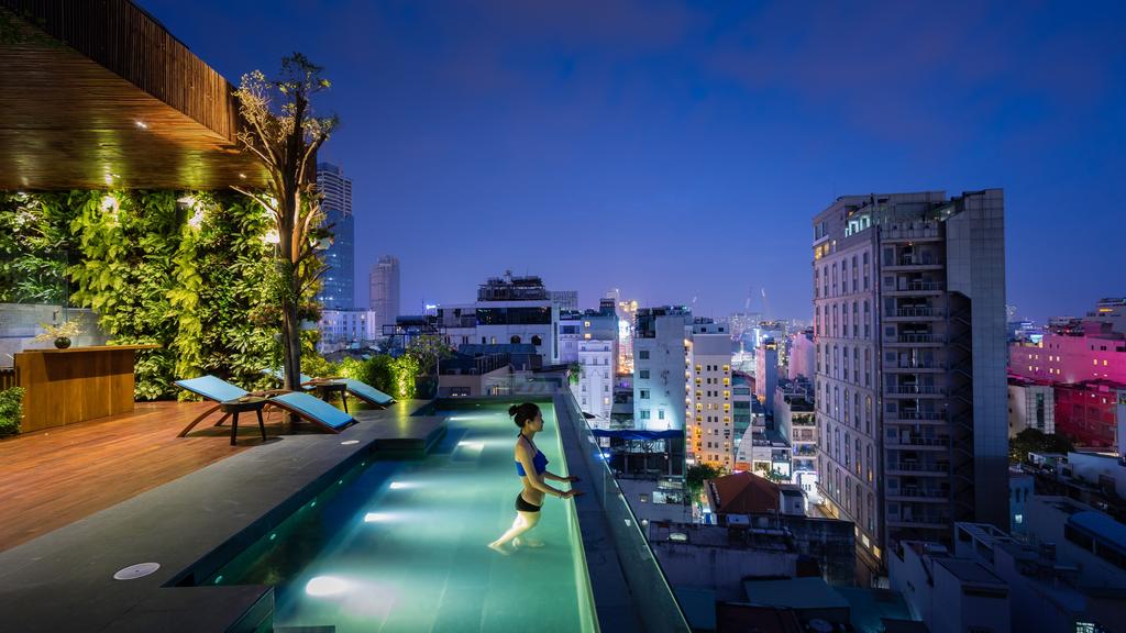 Không cần đi xa, Sài Gòn cũng có bể bơi sân thượng đẹp muốn “xỉu".