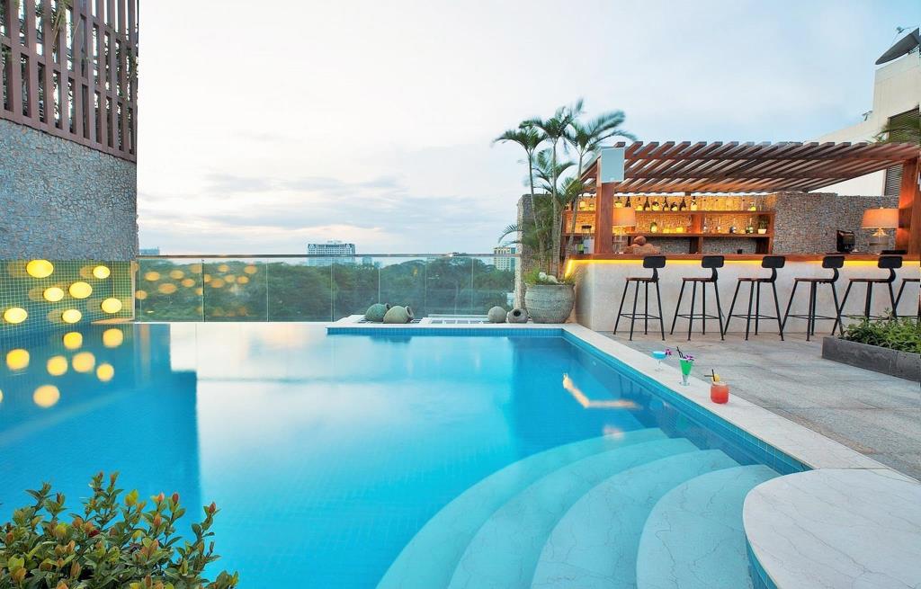 Không cần đi xa, Sài Gòn cũng có bể bơi sân thượng đẹp muốn “xỉu".
