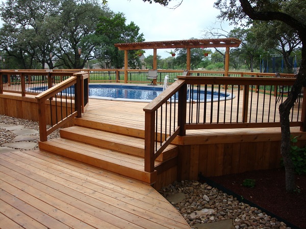Cầu thang gỗ trong bể bơi
