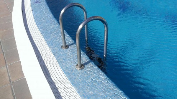 Cầu thang inox trong bể bơi
