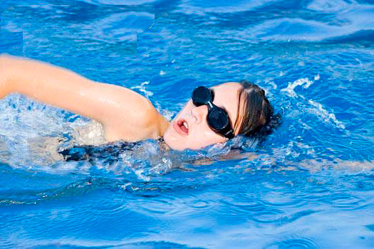 dịch vụ xử lý nước hồ bơi - Sai lầm nghiêm trọng khi đi bơi sẽ làm hư mắt.