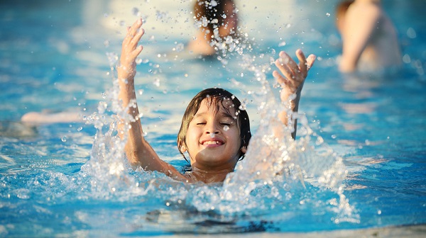 Sử dụng hóa chất hồ bơi an toàn cải tạo vẻ đẹp hồ bơi