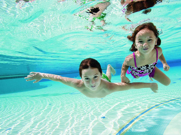 hóa chất bể bơi - Có nên cho trẻ sơ sinh đi tập bơi? trẻ sơ sinh bơi tốt.
