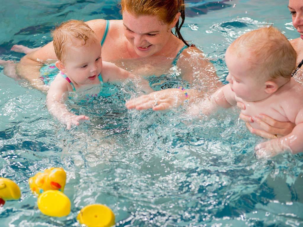 hóa chất bể bơi - Có nên cho trẻ sơ sinh đi tập bơi? trẻ sơ sinh bơi tốt.