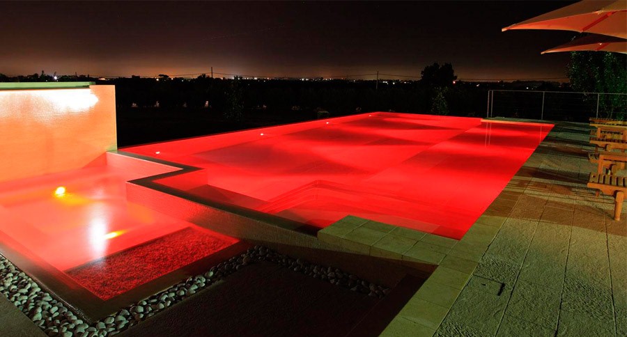 Cho không gian hồ bơi thêm lộng lẫy nhờ 6 loại đèn chiếu sáng này 