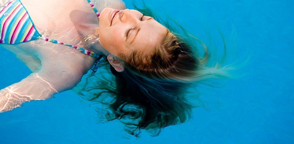 Bảo vệ tóc khi đi bơi khỏi cơn ác mộng mang tên “clo và nắng”