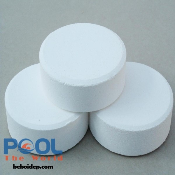 Cách xử lý triệt để hồ bơi đầy rêu tảo với Clorin 2g viên