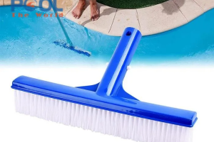 Bàn chải hồ bơi ngâm nước liên tục có ảnh hưởng đến tuổi thọ không?