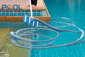 Bàn hút đáy hồ bơi có làm tốn điện không? Giải đáp chi tiết cho chủ hồ bơi