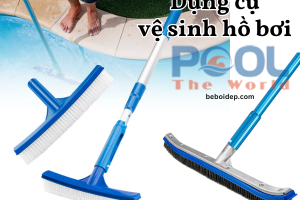 Cách đánh sạch màng nhớt vách sâu nhờ sào nhôm 7m và bàn chải dùng cho hồ bơi