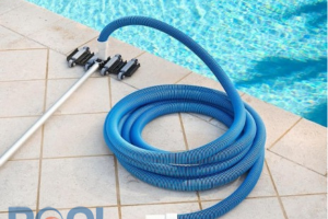 Cách kết hợp ống hút 12m với sào nhôm và đầu hút để làm sạch hồ bơi triệt để