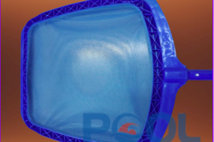 Cách sử dụng vợt lá cây nông lòng để làm sạch mặt hồ bơi trong 5 phút mà không làm đục nước