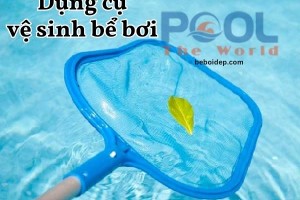 Cách sử dụng vợt lá cây nông lòng để loại bỏ lá cây, công trùng trên mặt hồ bơi