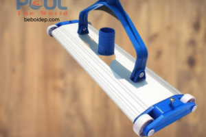 Chiến thuật làm sạch mặt sàn và góc chết hồ bơi bằng bàn hút đáy chuyên dụng