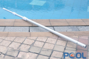 Có nên để sào nhôm ngoài trời thường xuyên không? Những điều chủ hồ bơi cần biết