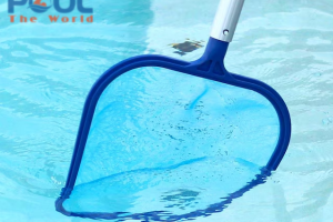 Có nên dùng vợt lá cây nông lòng để vớt rác ở đáy hồ không?