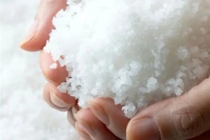 Dưới Lớp Muối Mỏng – Câu Chuyện Về Một Đại Dương Thu Nhỏ