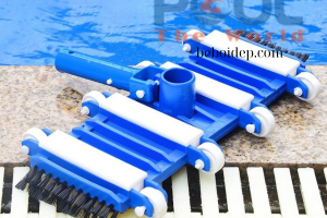 Giải pháp xử lý hồ bơi bẩn, rêu xanh bám chặt với bàn hút đáy hồ bơi 8 bánh chổi cọ 2 đầu xanh dương