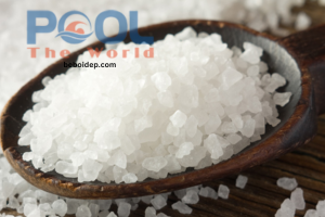 Hồ Bơi Điện Phân Muối Có Cần Bổ Sung Muối Thường Xuyên Không?
