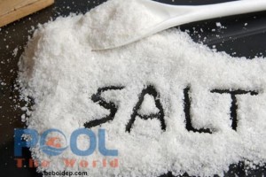 Hướng Dẫn Hòa Tan & Rải Muối Đúng Kỹ Thuật, Tránh Đóng Cục Dưới Đáy Hồ Bơi