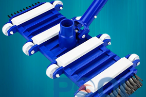 Làm sạch hồ bơi đầy rêu và cặn bẩn với bàn hút đáy 8 bánh chổi cọ 2 đầu xanh dương
