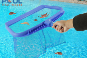 Lưới vợt vớt rác hồ bơi bị rách: Nên thay lưới hay mua mới cả bộ?