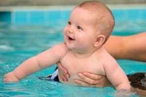 Có nên cho trẻ sơ sinh đi tập bơi?