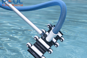 Nên dùng bàn hút đáy cán inox hay cán nhựa cho hồ bơi? So sánh chi tiết