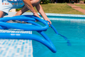 Ống hút hồ bơi bị móp thì phải làm sao? Nguyên nhân và cách khắc phục