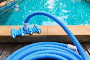 Ống hút mềm – Trợ thủ đắc lực trong việc vệ sinh hồ bơi sạch sâu