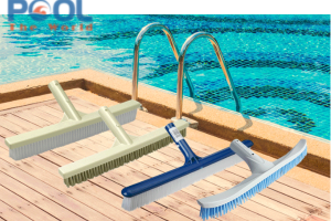 So sánh bàn chải cong và bàn chải ngang: Loại bàn chải hồ bơi nào vệ sinh tốt hơn?