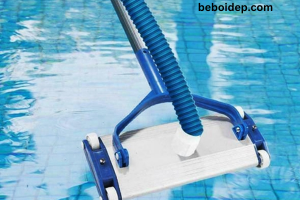 Sự kết hợp giữa bàn hút nhôm 4 bánh xe và sào nhôm 5m giúp đáy hồ sạch cặn bẩn